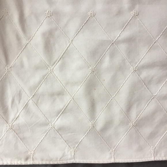 Full Size Cream bedskirt w/ embroidered pattern - Picture 8 of 16